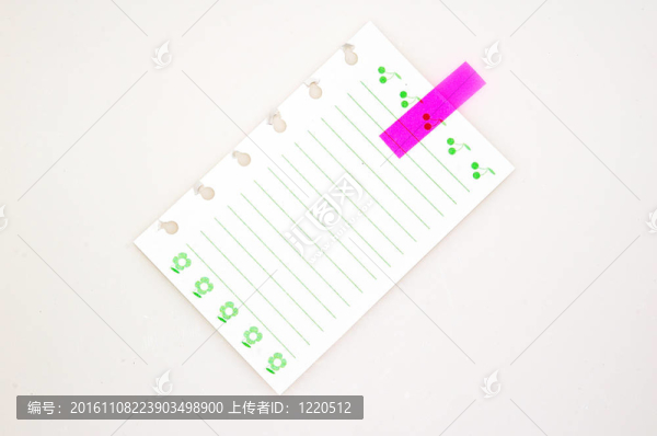 白色背景上的筆記紙