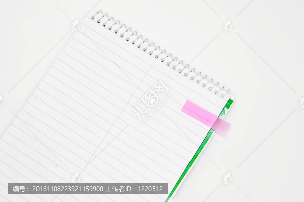 白色背景上隔離的筆記本