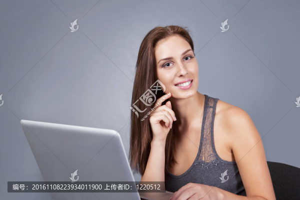 辦公室的女孩微笑
