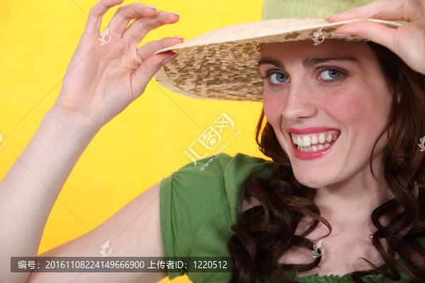 帶著草帽和露齒笑的女人
