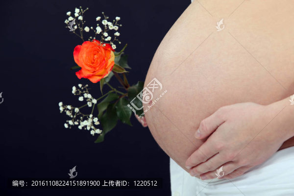 一個(gè)有花的懷孕的女人。
