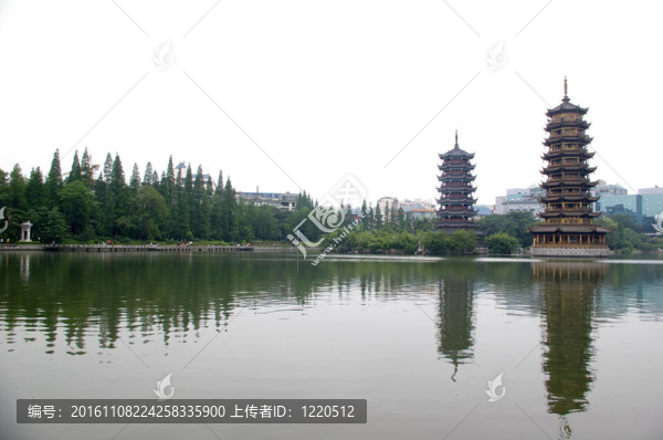 金和銀塔在桂林城樓；中國
