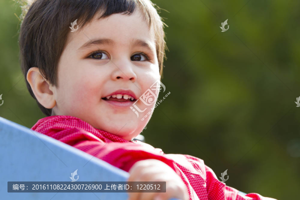 可愛的歐洲小男孩在公園玩