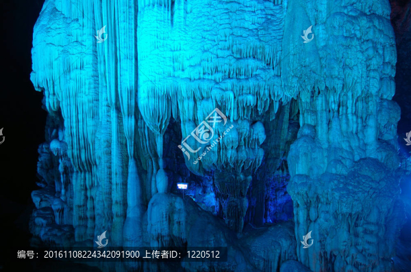 燕姿的鐘乳石洞穴照明顯示龍王建造水晶宮。位于桂林；廣西?。恢袊? title=