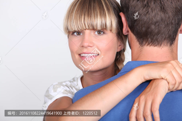 特寫一對(duì)夫婦擁抱