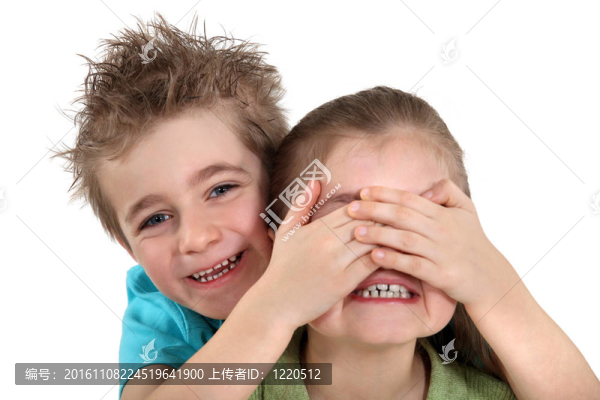 覆蓋著她的眼睛的小女孩