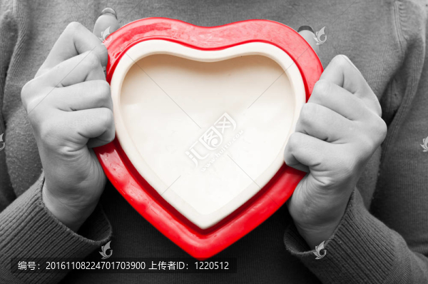 女人抱著紅色的心