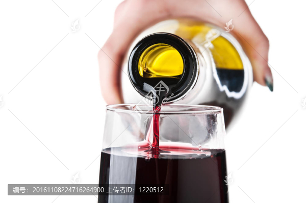 女人把酒倒進(jìn)玻璃