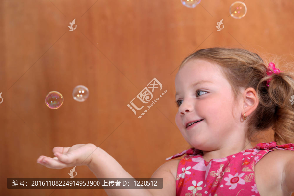 小女孩捕捉泡泡