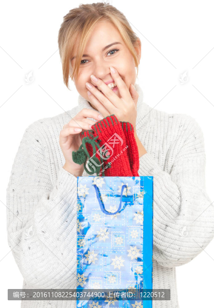年輕女子從禮物袋取出禮物