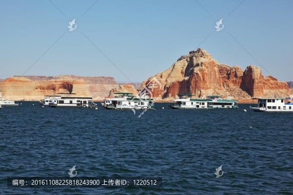 許多旅游船只在驚濤駭浪中航行