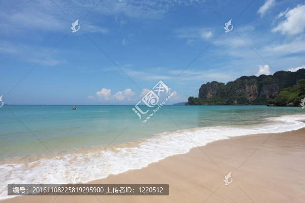沙灘上的白沙和溫柔的海浪