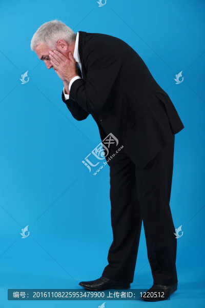 商人驚恐地低頭看