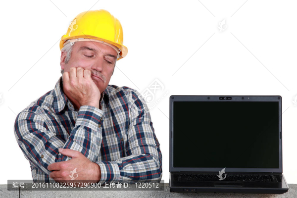 高級工匠擺在筆記本電腦旁