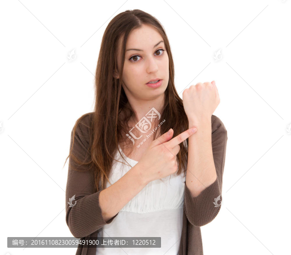 女人檢查手表上的時間