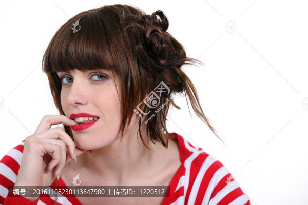 黑色的穿著條紋背心