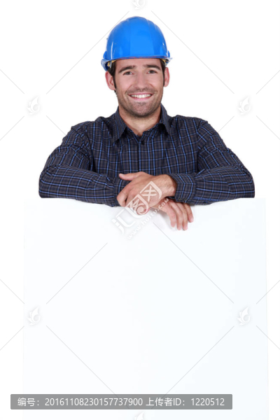 一個面帶微笑的建筑工人的畫像。