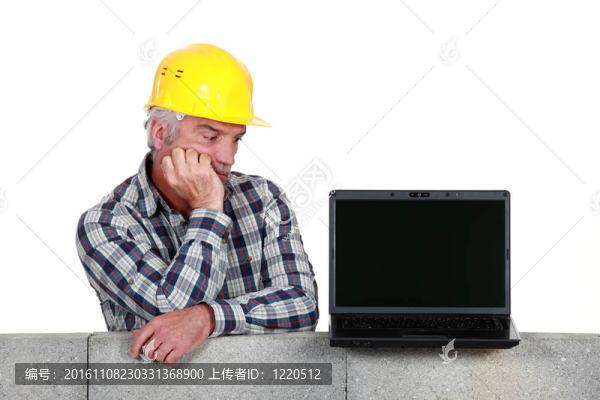 困惑中年建設(shè)者看著筆記本電腦