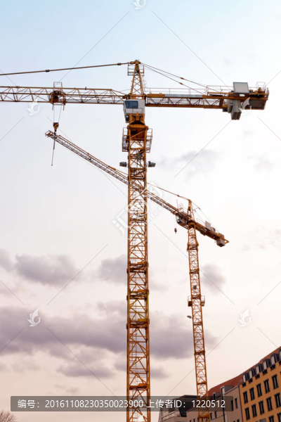 兩個(gè)建筑起重機(jī)