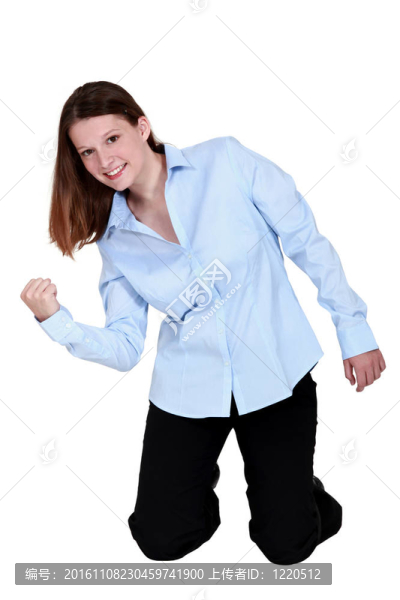 女人抽拳慶祝