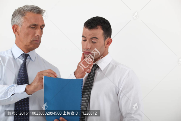 商人討論一個(gè)文件