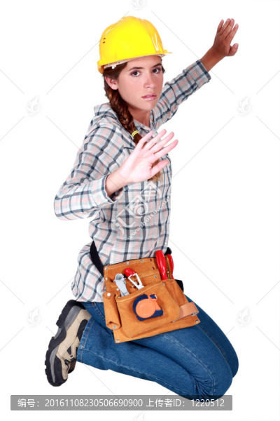 一名女建筑工人被困在一個(gè)無(wú)形的盒子里。