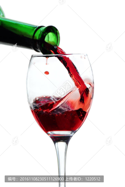 一瓶紅葡萄酒的酒杯