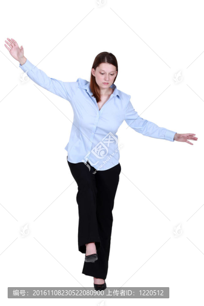 女人假裝走在緊繩子上