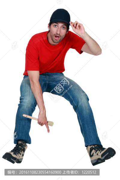 一位男畫家指著地板。