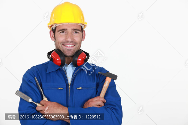 帶安全帽和耳罩夾持工具的工匠的肖像