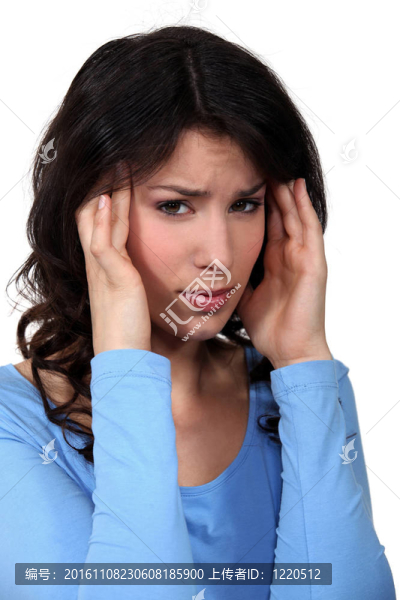 患有頭痛的女人