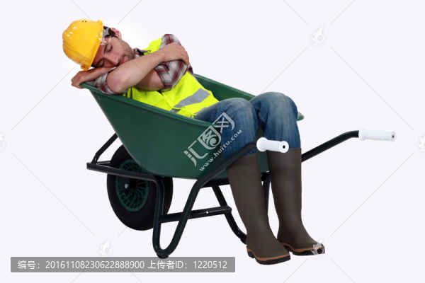 路工人睡在手推車。