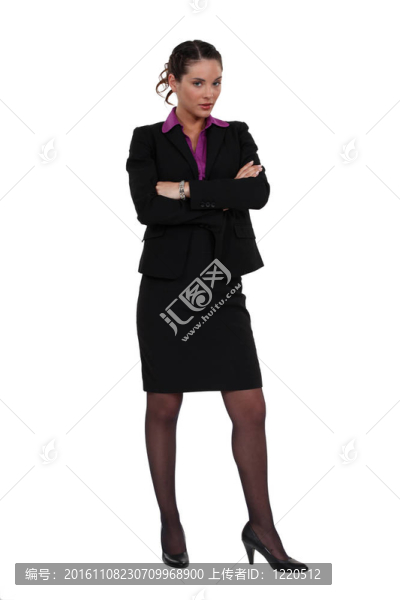 年輕漂亮的女商人站交叉武裝