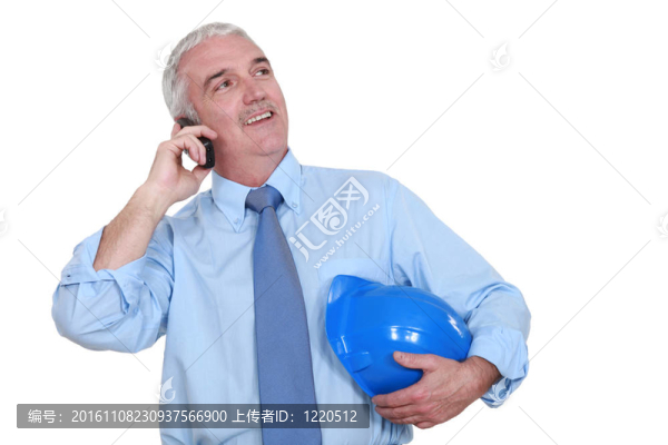 灰色頭發(fā)建筑師打電話