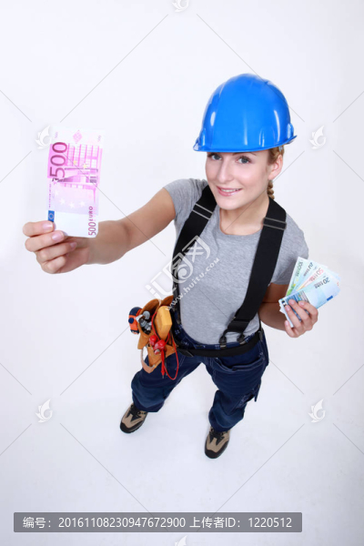 女電工拿錢