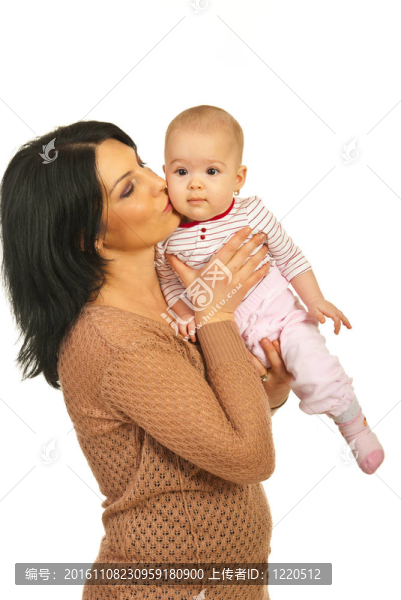 母親吻她的寶貝女兒