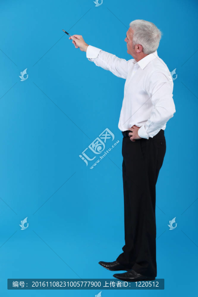 指向一個看不見的物體的人