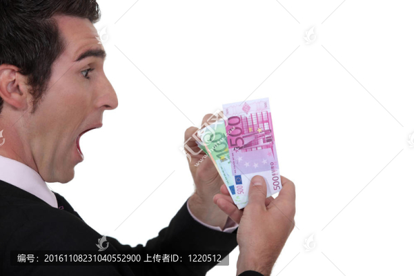 震驚的商人數(shù)著他的歐元