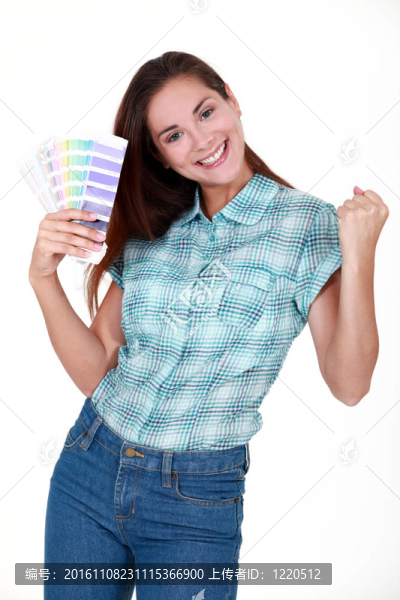 女人為她的新公寓選擇顏色