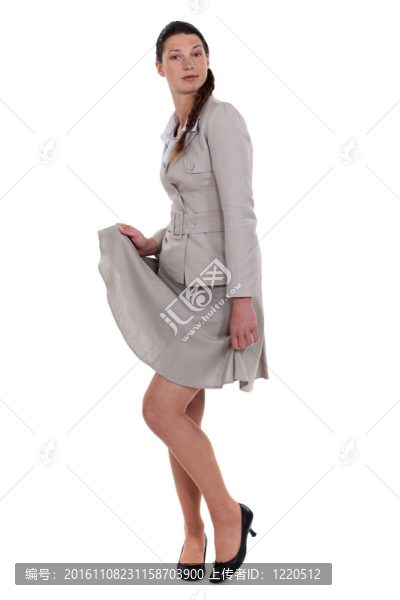 女人炫耀她的腿