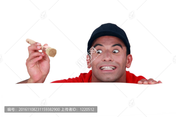 愉悅的畫家拿著鏤花刷