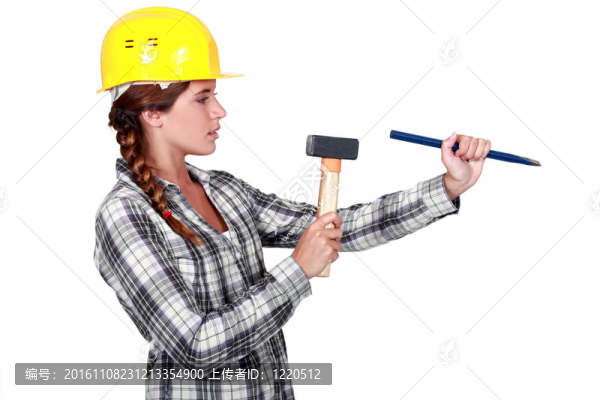 女持楔和錘子
