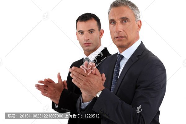 商人們拍手