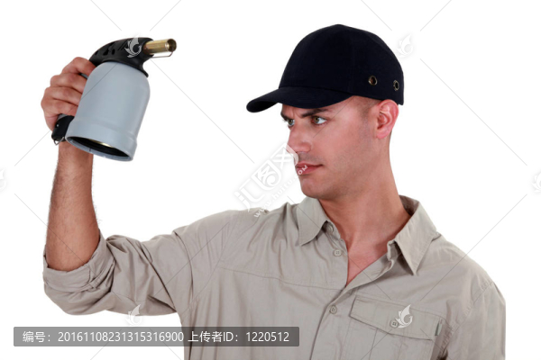 手工工檢查焊槍。