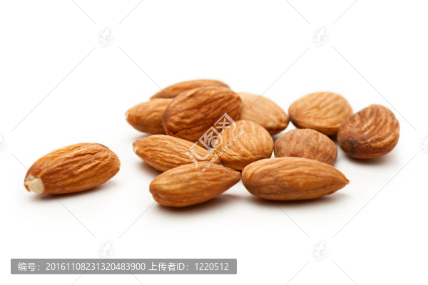 白色背景上的杏仁