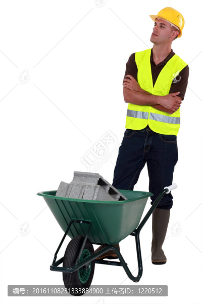 建筑工人用手推車