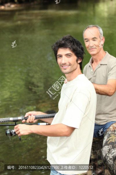 父親和兒子在河邊釣魚(yú)