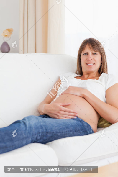 一個孕婦抱著她肚子的肖像