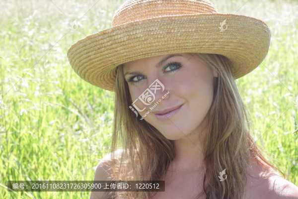 夏季草地青年女性