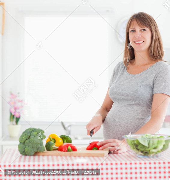 好看的孕婦一邊冒充菜一邊做飯